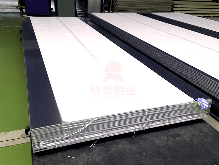 應該如何選擇正規、放心的鋁板廠家呢